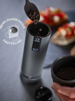 Peugeot Saveurs Line electrique Coffret cadeau - duo de moulins à poivre et à sel électriques rechargeables, u'select, carbone et aluminium, 15 cm - 6in. -> Coffrets Cadeaux|Envie De Design