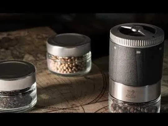 Peugeot Saveurs Maestro Bar à poivres - moulin à poivre u'select accompagné de 3 grands crus de poivres, de 3 réservoirs interchangeables, noir -> Idées Cadeaux -100€|Coffrets Cadeaux