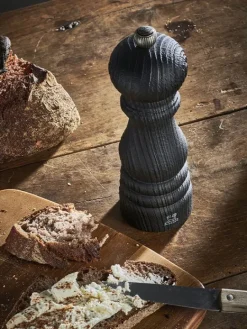 Peugeot Saveurs Paris nature black Moulin à poivre manuel en bois upcyclé et son poivre fair trade, noir, 30 cm - 12in -><noscript><img width=